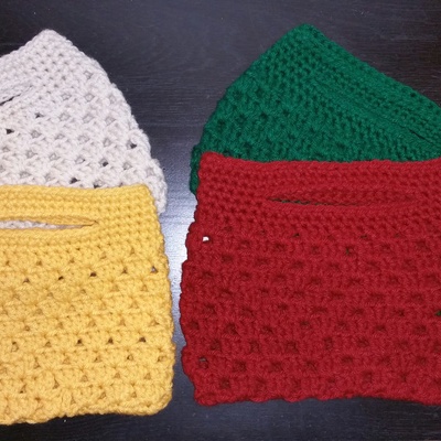 Small crochet clutch