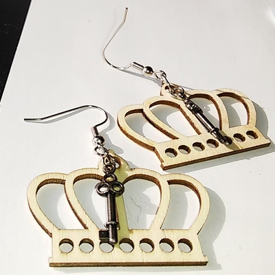 Wooden crown with silver key earrings