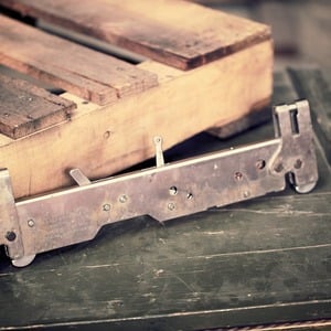 Mark-8 Bomb Shackle - 14" Spacing