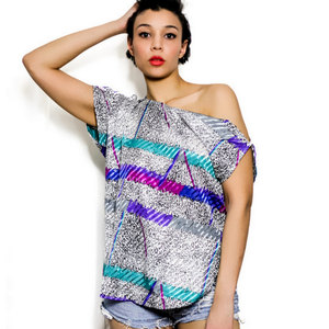 Vintage S / M / L 1980s Asymmetrical Off The Shoulder Shirt Top w/ Graphic Print Small Medium Large - Thumbnail 2