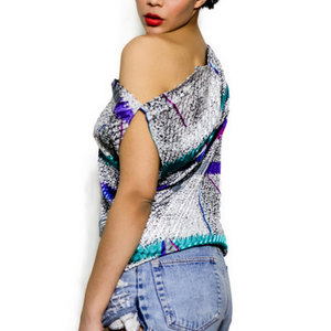 Vintage S / M / L 1980s Asymmetrical Off The Shoulder Shirt Top w/ Graphic Print Small Medium Large - Thumbnail 3