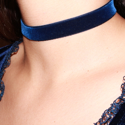 The royal blue choker 