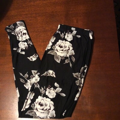 Black roses plus size leggings