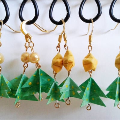 Origami christmas tree earrings: yellow lights