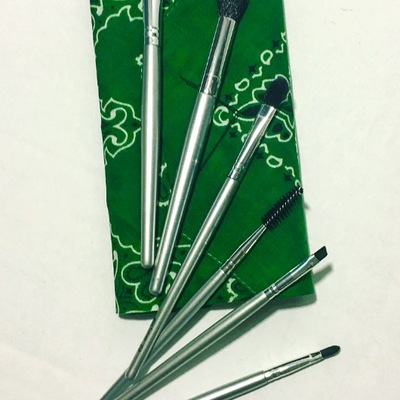 Emerald green band anna brush holder