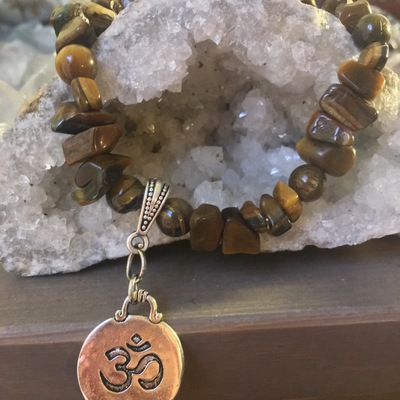 Elastic tiger's eye aum bracelet 