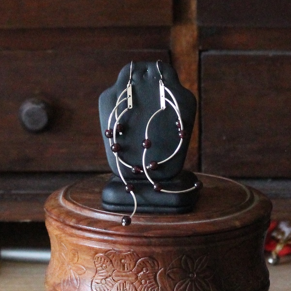 Secunda Earrings with Garnet Gemstone