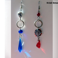 Mismatched Pirate skull earrings in red and blue - Thumbnail 1