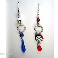 Mismatched Pirate skull earrings in red and blue - Thumbnail 3