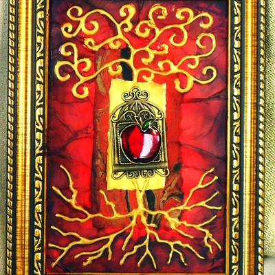 Fairytale apple in gold and red