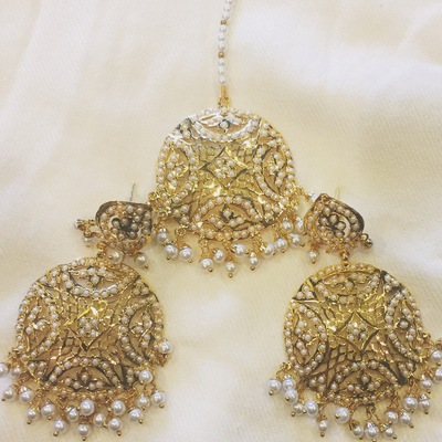 Goonjan tikka and earring set 