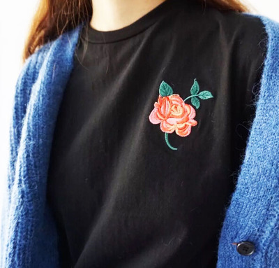 ROSE TEE IN BLACK 2.0 VERSION