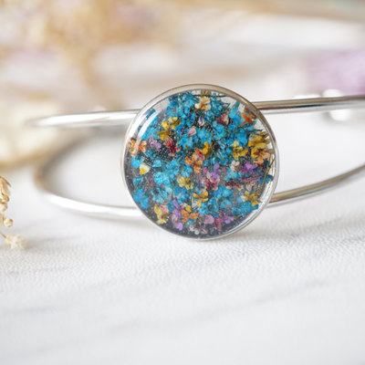 Real dried flowers and resin bracelet in blue party mix