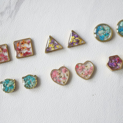 Real dried flowers and resin stud earrings in pink orange mix