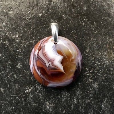 Small salmon pink and cinnabar glass pendant - Thumbnail 4