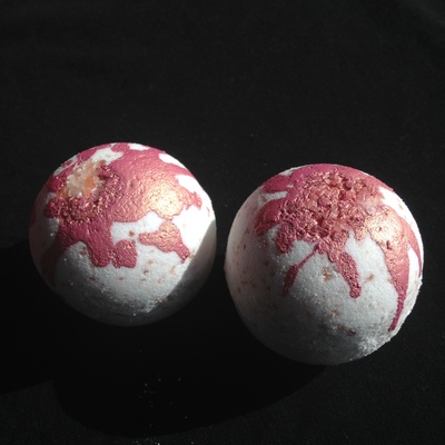 Rose quartz bath bomb