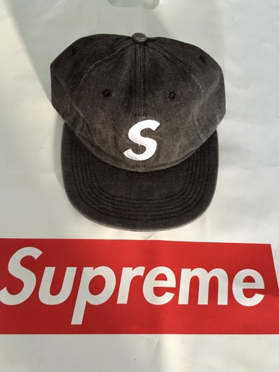 Supreme S logo hat . Gray 