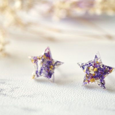 Real dried flowers and resin star stud earrings in purple pink yellow