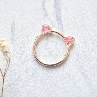 Real pressed flowers and resin cat ring in rose gold and pink