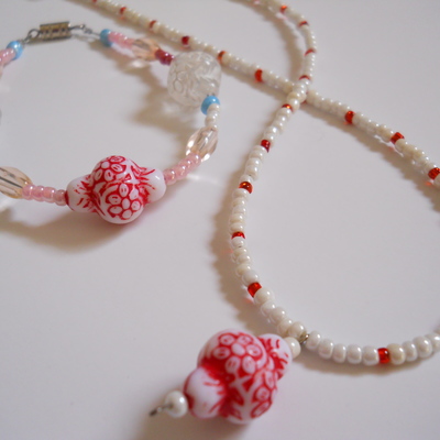 Red and white daisy bead necklace and bracelet