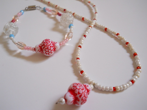 Red and White Daisy Bead Necklace and Bracelet