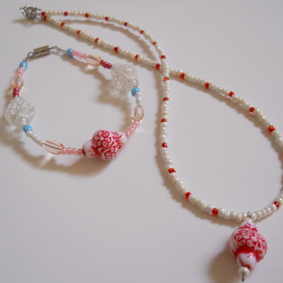 Red and white daisy bead necklace and bracelet