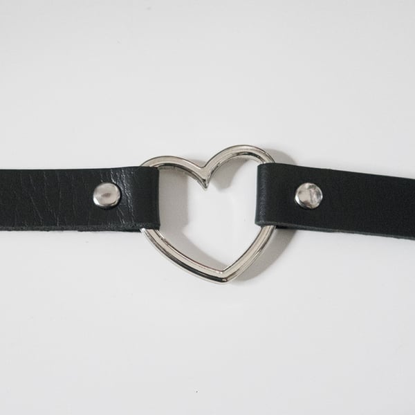 31004 Leather heart choker