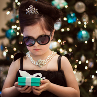 Mini Audrey Hepburn-the Girl's Size Breakfast at Tiffany's Costume Complete Accessories Kit - Thumbnail 3