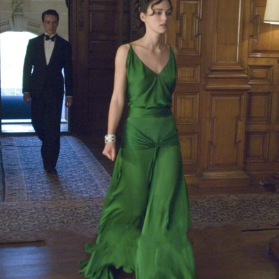 Elegant green v neck backless long celebrity dresses on keira knightley from the movie court train formal gowns for women - Thumbnail 5
