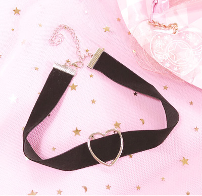 HEART VELVET CHOKER