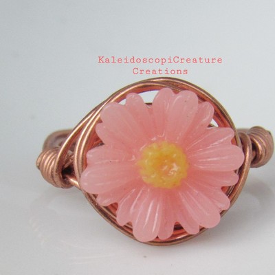 Peachy-pink daisy ring