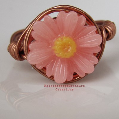 Peachy-pink daisy ring