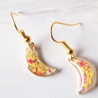 Real Dried Flowers and Resin Earrings, Gold Moons in Yellow and Red - Thumbnail 3