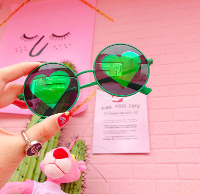 HOLOBAE GREEN HEART SUNGLASSES