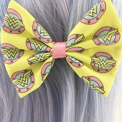 Pastel wonder woman hand drawn yellow & pink fabric hair bow comic book superhero hair clip - Thumbnail 3