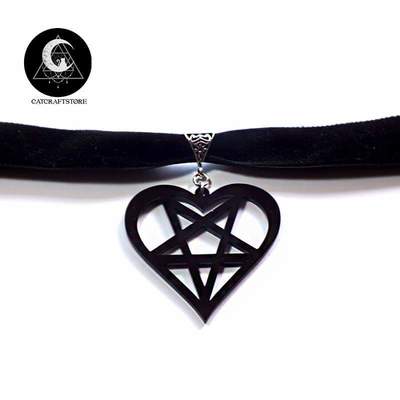 Black velvet heartagram pendant choker
