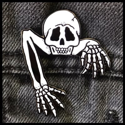 Peeping skeleton enamel pin ( black / white ) 106