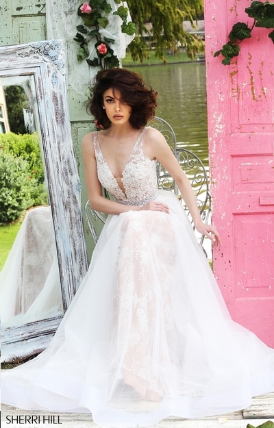 A-line embroidered lace luxury wedding dress