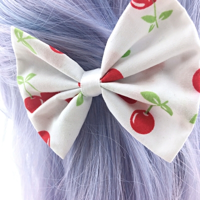 Cherry print on white fabric hair bow - pin up rockabilly hair clip - Thumbnail 4