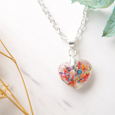 Real dried flowers in heart resin necklace in party mix
