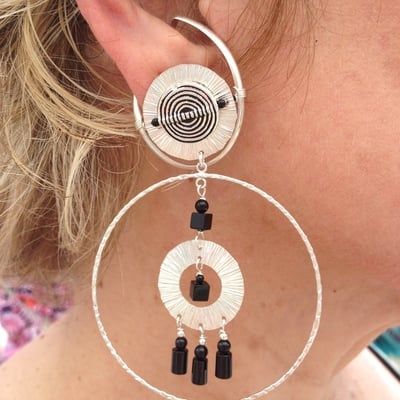 Large hoop with black bead - Thumbnail 3