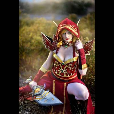 Crouching blood elf 8" x 10"