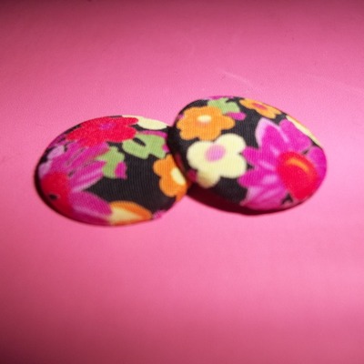 Urban button earrings (flower power)