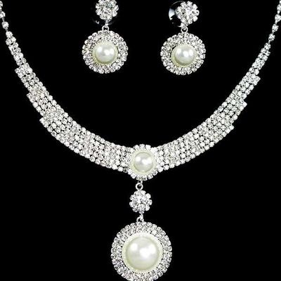Silver rhinestone w/pearl necklace set