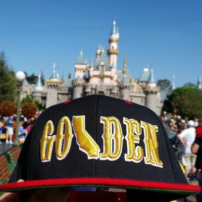 Golden snapback black and red