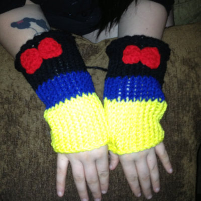 Snow white inspired fingerless gloves