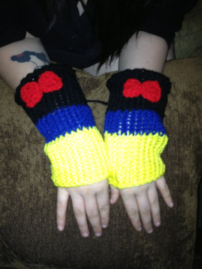 Snow White inspired fingerless gloves