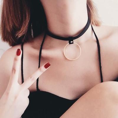 Chic round pendant choker