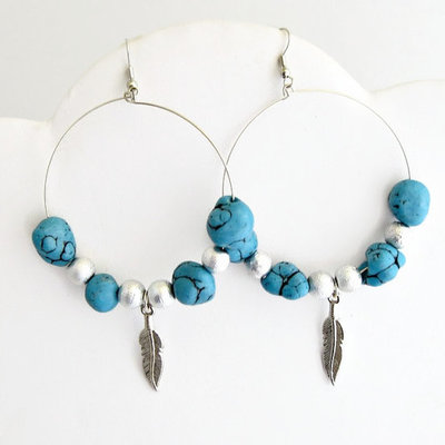 Memory wire hoop earrings with howlite turquoise nuggets and feather charms, big hoop earrings, ethnic hoops earrings,