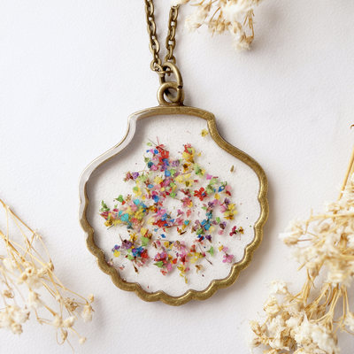 Real dried flowers in resin, seashell necklace in party mix